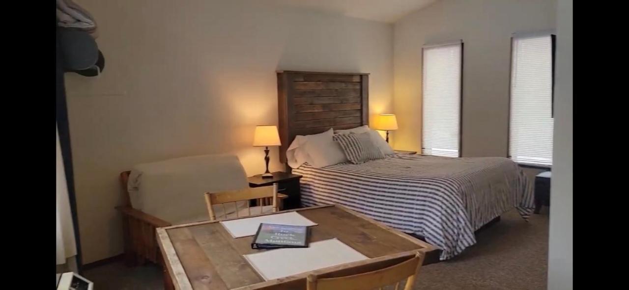 Rock Creek Mercantile & Motel Clinton Екстер'єр фото
