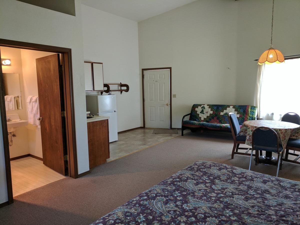 Rock Creek Mercantile & Motel Clinton Екстер'єр фото