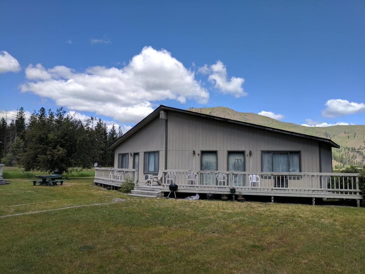 Rock Creek Mercantile & Motel Clinton Екстер'єр фото